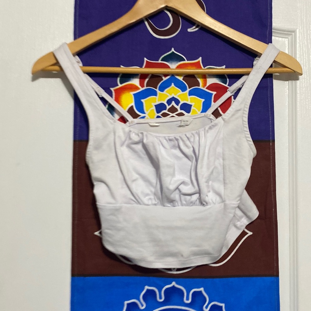 from urban planet. size 10/12 kids medium. color white.